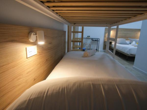 Urban Rooms Alicante : photo 5 de la chambre chambre quadruple avec salle de bains commune