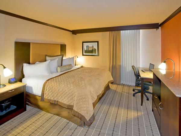 Wyndham Garden Oklahoma City Hotel & Confereance Ctr Near Airport, Fairgrounds Paycom & I40 : photo 4 de la chambre chambre avec 1 lit king-size et canapé-lit - non-fumeurs