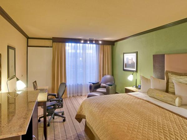 Wyndham Garden Oklahoma City Hotel & Confereance Ctr Near Airport, Fairgrounds Paycom & I40 : photo 10 de la chambre suite 1 chambre lit king-size avec accès aux personnes à mobilité réduite et douche accessible en fauteuil roulant - non-fumeurs