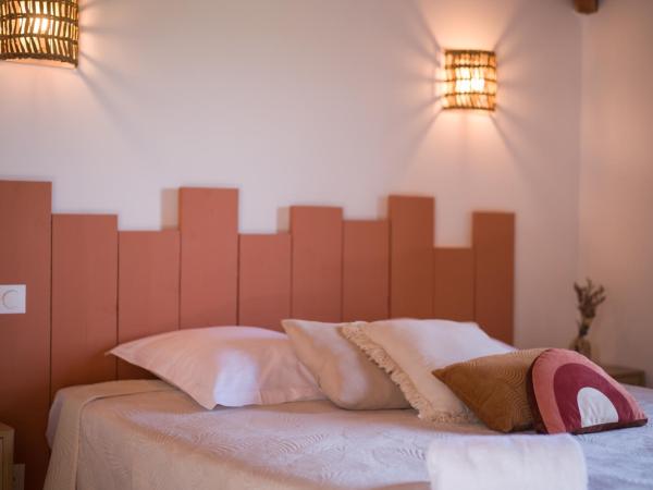 Hôtel - Restaurant U Santu Petru : photo 6 de la chambre chambre lit king-size - vue sur montagne