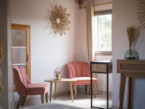 Hôtel - Restaurant U Santu Petru : photo 4 de la chambre chambre lit king-size - vue sur montagne