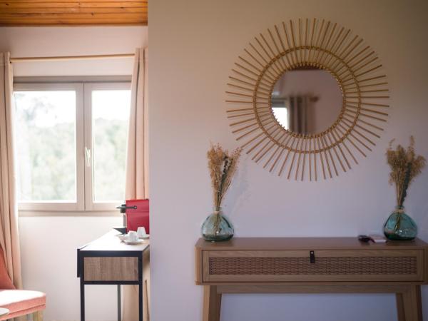 Hôtel - Restaurant U Santu Petru : photo 3 de la chambre chambre lit king-size - vue sur montagne