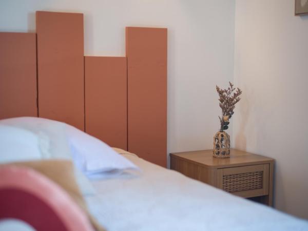 Hôtel - Restaurant U Santu Petru : photo 2 de la chambre chambre lit king-size - vue sur montagne