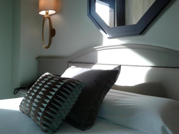 Hotel Bahía : photo 9 de la chambre chambre lits jumeaux - vue sur ville (2 adultes + 1 enfant)