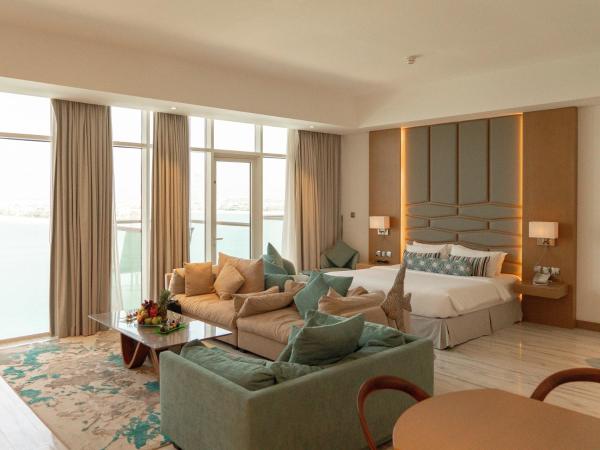 Royal Central Hotel and Resort The Palm : photo 4 de la chambre chambre lit king-size avec balcon