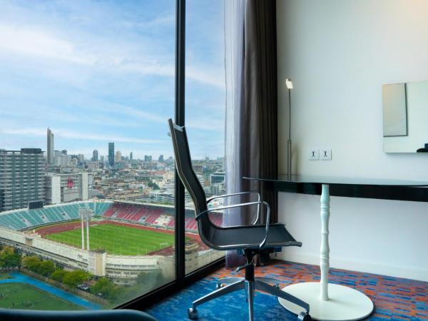 Holiday Inn Express Bangkok Siam, an IHG Hotel : photo 7 de la chambre chambre lit queen-size standard - vue sur stade - non-fumeurs