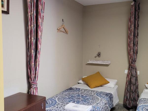 Hostal LIWI : photo 2 de la chambre lit dans un dortoir de 4 lits