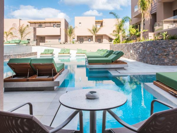 Paralos Venus Suites Adults Only : photo 3 de la chambre suite junior - accès direct à la piscine