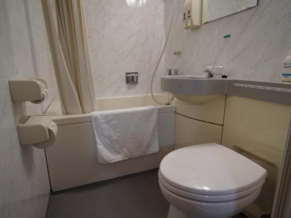 Ryokan Katsutaro : photo 3 de la chambre chambre double avec salle de bains - b