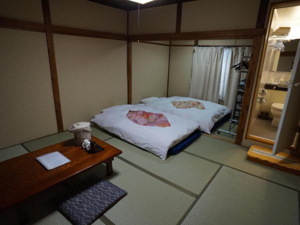 Ryokan Katsutaro : photo 3 de la chambre chambre quadruple avec salle de bains