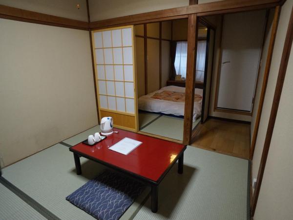 Ryokan Katsutaro : photo 6 de la chambre chambre double avec salle de bains a