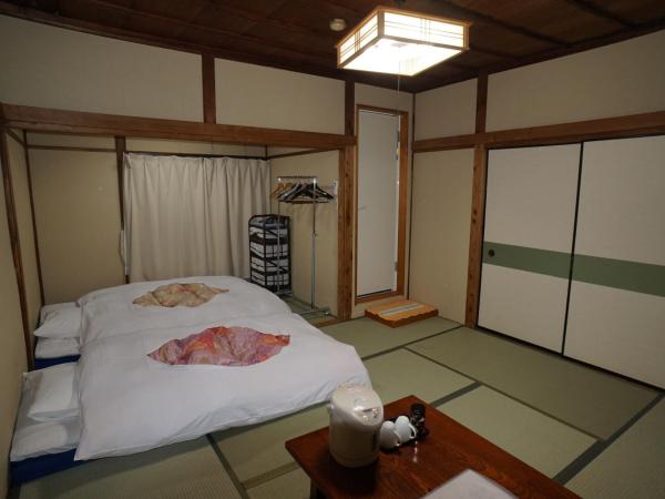 Ryokan Katsutaro : photo 1 de la chambre chambre quadruple avec salle de bains
