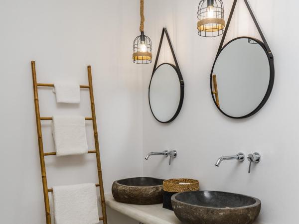 Amethyst Luxury Suites Oia : photo 5 de la chambre deluxe suite with outdoor heated jetted tub