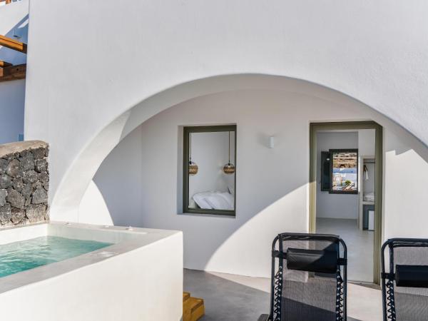 Amethyst Luxury Suites Oia : photo 8 de la chambre deluxe suite with outdoor heated jetted tub