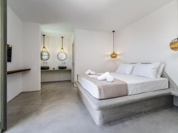 Amethyst Luxury Suites Oia : photo 10 de la chambre suite lune de miel avec bain à remous extérieur chauffé