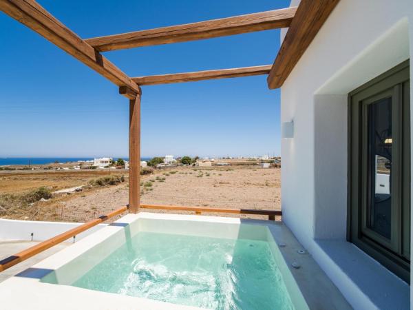 Amethyst Luxury Suites Oia : photo 2 de la chambre suite lune de miel avec bain à remous extérieur chauffé