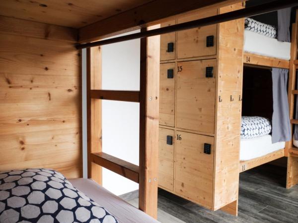 BodyGo Surfhouse : photo 2 de la chambre lit simple dans dortoir à 6 lits