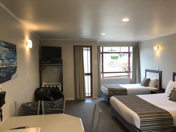 Quality Inn Acapulco Taupo : photo 4 de la chambre studio triple avec spa