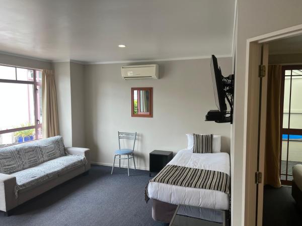 Quality Inn Acapulco Taupo : photo 5 de la chambre hébergement familial 1 chambre - spa