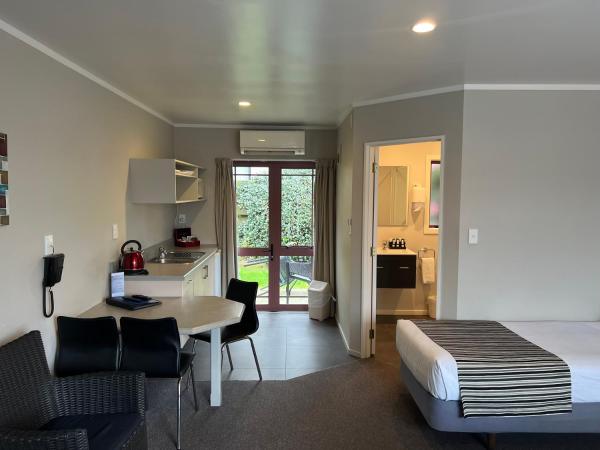 Quality Inn Acapulco Taupo : photo 2 de la chambre studio jardin privé