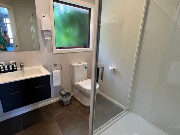 Quality Inn Acapulco Taupo : photo 8 de la chambre studio jardin privé