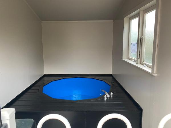 Quality Inn Acapulco Taupo : photo 1 de la chambre hébergement 2 chambres avec spa