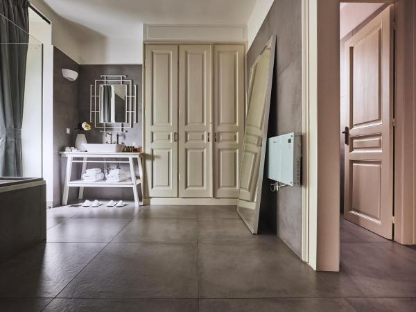 Bohemian Suites Athens : photo 7 de la chambre suite lit king-size avec balcon