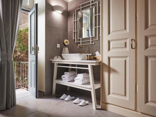 Bohemian Suites Athens : photo 8 de la chambre suite lit king-size avec balcon