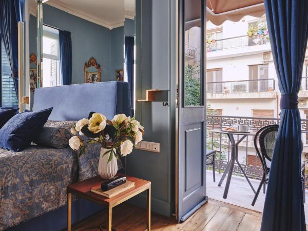 Bohemian Suites Athens : photo 5 de la chambre suite lit king-size avec balcon