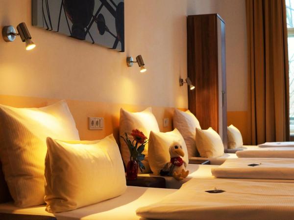 Grand Hostel Berlin Classic : photo 10 de la chambre lit dans dortoir mixte de 4 lits avec salle de bains commune