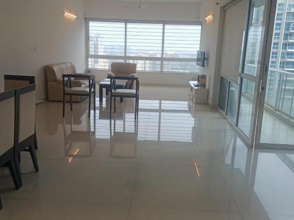 Royal Nest - Luxury Stay : photo 9 de la chambre chambre lit king-size avec baignoire spa