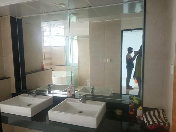 Royal Nest - Luxury Stay : photo 10 de la chambre chambre lit king-size avec baignoire spa