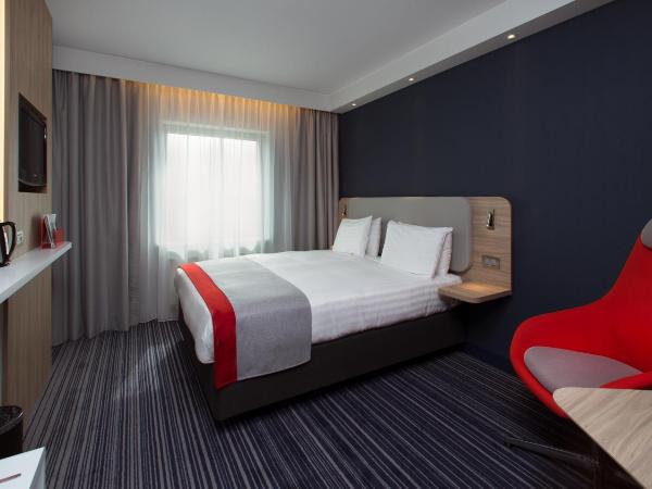 Holiday Inn Express Geneva Airport, an IHG Hotel : photo 4 de la chambre chambre lit queen-size - non-fumeurs