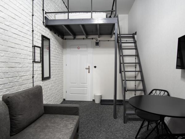 Dream Aparts - Piotrkowska 152 Select : photo 1 de la chambre chambre triple Économique avec salle de bains commune