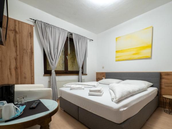 B&B Hotel Heimgartl : photo 1 de la chambre chambre double avec salle de bains privative