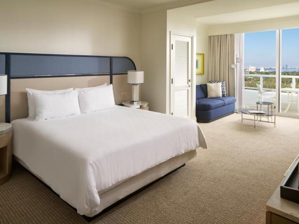 Fontainebleau Miami Beach : photo 3 de la chambre suite junior - vue sur tresor bay