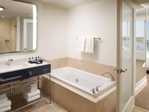 Fontainebleau Miami Beach : photo 1 de la chambre suite junior - vue sur tresor bay