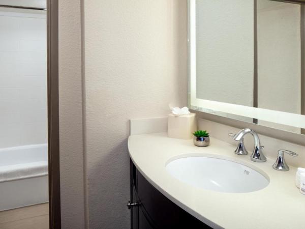Holiday Inn and Suites Phoenix Airport North, an IHG Hotel : photo 4 de la chambre suite standard