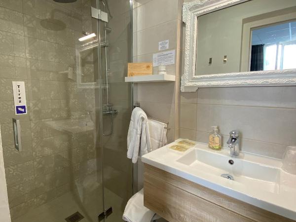 Grand Hôtel De La Poste : photo 5 de la chambre chambre familiale (2 adultes et 2 enfants)