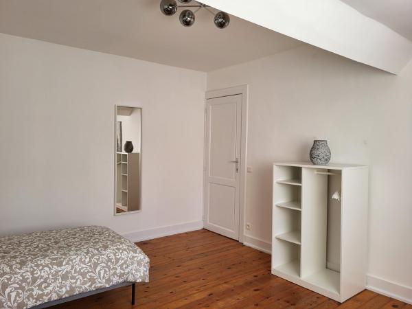 Brussels Bed & Blockchain Private rooms with shared bathroom : photo 10 de la chambre chambre lits jumeaux