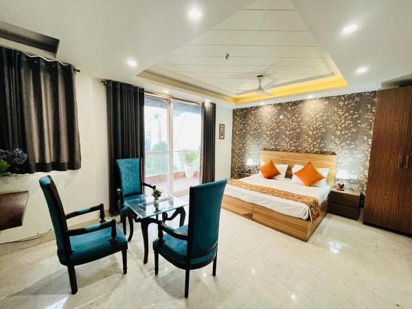 Hotel Dayal Regency, Shushant Lok sector 29, Near Fortis Hospital : photo 1 de la chambre chambre lit king-size avec balcon