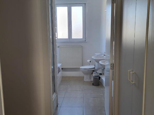 Brussels Bed & Blockchain Private rooms with shared bathroom : photo 1 de la chambre chambre lits jumeaux