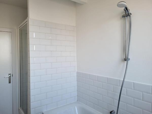 Brussels Bed & Blockchain Private rooms with shared bathroom : photo 4 de la chambre chambre lits jumeaux