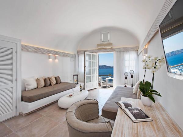 Athina Luxury Suites : photo 1 de la chambre suite de luxe avec vue sur la caldeira