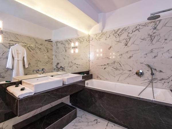 Athina Luxury Suites : photo 10 de la chambre suite royale avec jacuzzi extérieur - vue sur caldeira