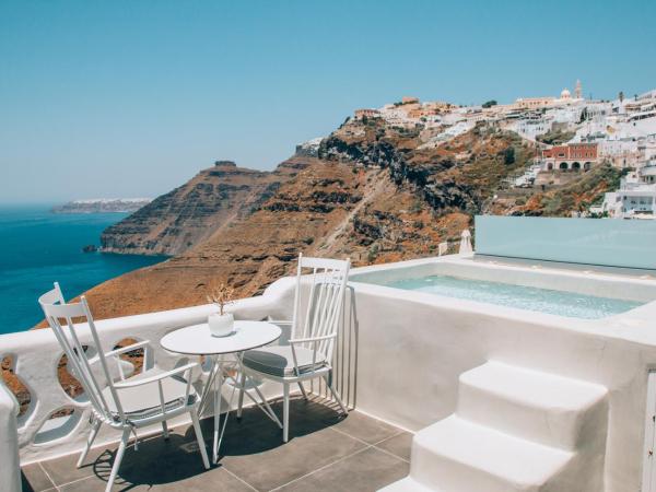 Athina Luxury Suites : photo 7 de la chambre petite suite troglodyte avec jacuzzi extérieur - vue sur caldeira