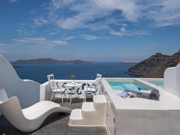 Athina Luxury Suites : photo 6 de la chambre petite suite troglodyte avec jacuzzi extérieur - vue sur caldeira