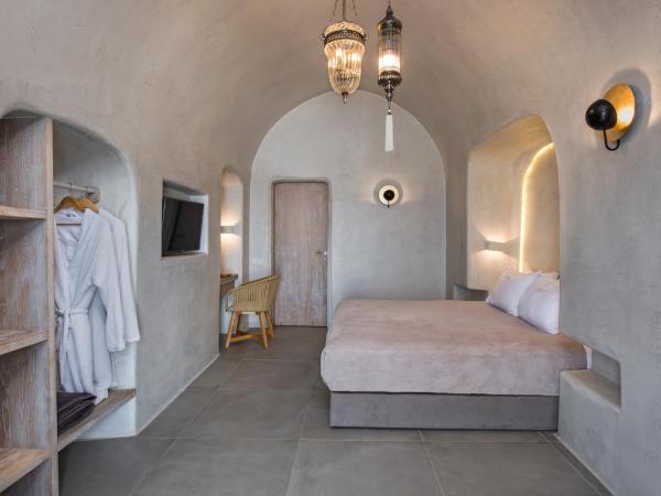 Athina Luxury Suites : photo 2 de la chambre petite suite troglodyte avec jacuzzi extérieur - vue sur caldeira