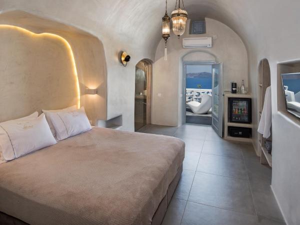 Athina Luxury Suites : photo 1 de la chambre petite suite troglodyte avec jacuzzi extérieur - vue sur caldeira