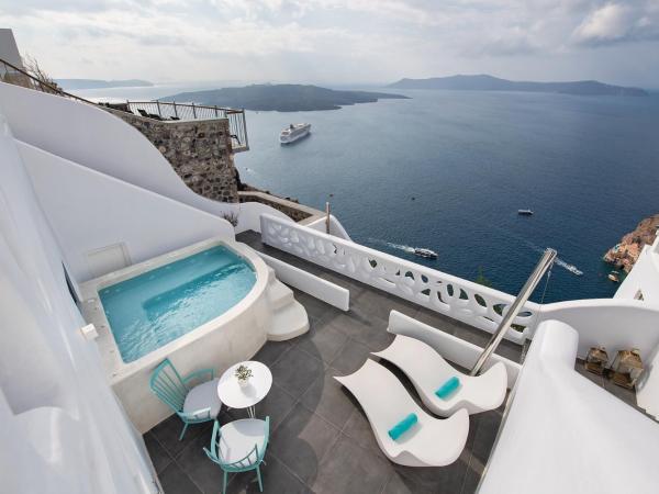 Athina Luxury Suites : photo 8 de la chambre suite troglodyte avec jacuzzi extérieur - vue sur caldeira